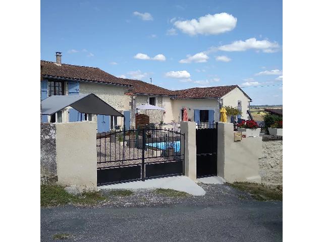Huis te koop in VERTEILLAC 24320 Dordogne Aquitaine France: Veelzijdige woning met verdere ontwikkelingsmogelijkheden. Gelegen rond een centrale binnenplaats met zwembad en terrassen, bevindt zich dit ensemble van woningen, bestaande uit een grote, recent gere...