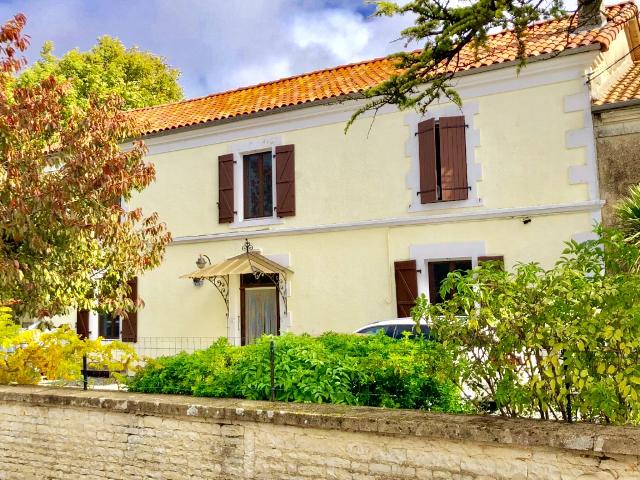 Huis te koop in VILLEMAIN 79110 Deux-Sèvres Poitou-Charentes France: Huis met 4 slaapkamers - rand van het dorp. Aan de rand van een rustig dorp, een groot huis met vier slaapkamers, een onderhoudsvriendelijke tuin en uitzicht over lommerrijke velden.<br />
<br />
Een moderne ke...