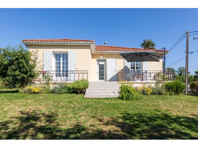 Huis te koop in EYMET 24500 Dordogne Aquitaine France: Prachtige, lichte gelijkvloerse woning – 3 slaapkamers, omheinde tuin – Eymet. Gelegen in een rustige omgeving op de heuvels van Eymet, biedt deze mooie gelijkvloerse woning ruime kamers en uitste...