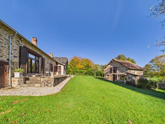 Huis te koop in SAINT-YRIEIX-LA-PERCHE 87500 Haute-Vienne Limousin France: Perfect gepresenteerde boerderij met gastenverblijf, zwembad en uitzicht op het platteland. EXCLUSIEF BIJ BEAUX VILLAGES! Deze prachtig ingerichte woning bestaat uit de stenen hoofdboerderij met een k...