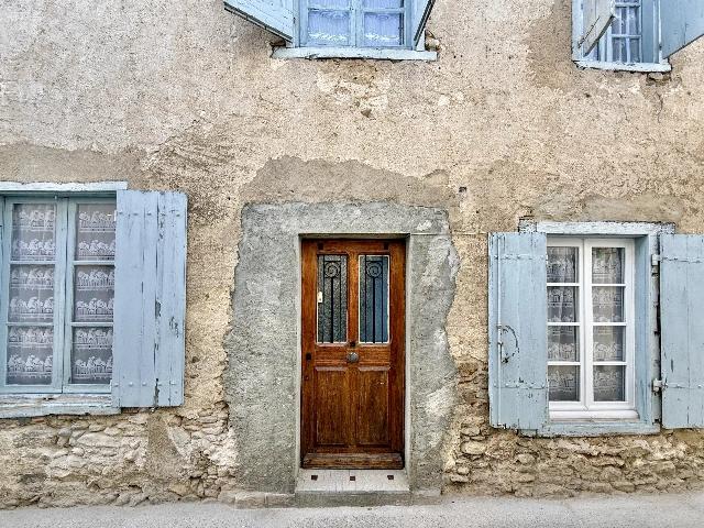 Huis te koop in LIMOUX 11300 Aude Languedoc Roussillon France: 16e-eeuws stenen huis in populair dorp. EXCLUSIEF BIJ BEAUX VILLAGES! Dit typisch Franse stenen huis met 3 slaapkamers is naar verluidt het oudste huis in Saint-Hilaire en dateert uit de 16e eeuw.<br />
<br />
...