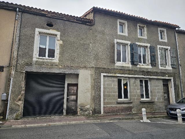 Huis te koop in SAINT-CLAUD 16450 Charente Poitou-Charentes France: Dorpshuis in het centrum met renovatiepotentieel. EXCLUSIEF BIJ BEAUX VILLAGES! Gelegen in het hart van een traditioneel dorp, biedt deze voormalige winkel een prachtige kans om een ​​renovatiepro...