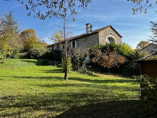 Huis te koop in SAINT GÉRY-VERS 46090 Lot Midi-Pyrénées France: Sector Vers, Lotvallei, stenen huis met 3 slaapkamers, appartement en 1,1 hectare grond. Prachtig uitzicht vanaf deze stenen woning met 3 slaapkamers, gelegen op 1,1 hectare grond en op loopafstand va...