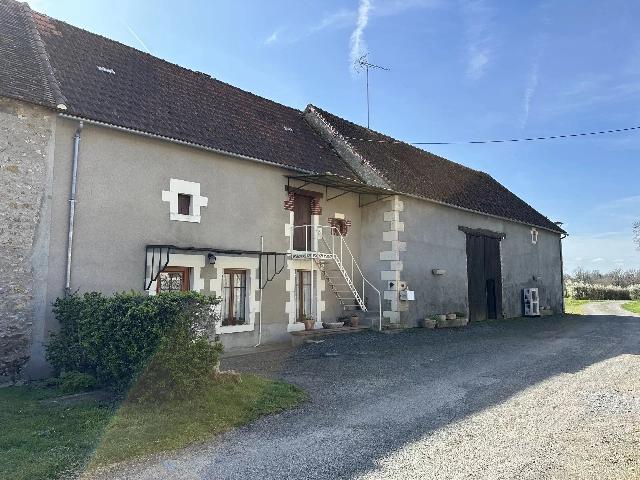 Huis te koop in COULONGES-LES-HÉROLLES 86290 Vienne Poitou-Charentes France: Halfvrijstaande woning met diverse bijgebouwen en een perceel van 4000 m². Gelegen in een rustig gehucht, een woning die gemoderniseerd dient te worden, met de mogelijkheid om de zolder of de aangren...
