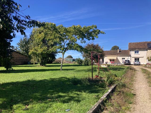 Huis te koop in LA MEYZE 87800 Haute-Vienne Limousin France: Woning met 4 slaapkamers, volgroeide tuin en uitzicht op het platteland. Deze ruime gezinswoning ligt op een royaal perceel en biedt flexibele accommodatie met 4 slaapkamers op de begane grond en de e...
