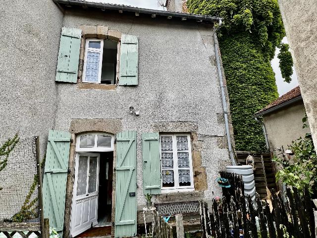 Huis te koop in ARNAC-LA-POSTE 87160 Haute-Vienne Limousin France: Dorpshuis met verbouwde zolder en garage. EXCLUSIEF BIJ BEAUX VILLAGES! Dit charmante dorpshuis met twee slaapkamers biedt volop karakter en potentieel.<br />
<br />
Op de begane grond vindt u een keuken, een e...
