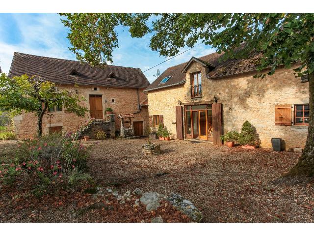 Huis te koop in COULAURES 24420 Dordogne Aquitaine France: Twee huizen in een rustig gehucht, zonder inkijk. Een huis met twee slaapkamers en een gastenverblijf met één of twee slaapkamers. EXCLUSIEF BIJ BEAUX VILLAGES! Twee prachtige stenen huizen, volledi...