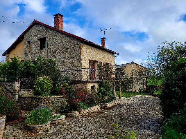 Huis te koop in LA FOUILLADE 12270 Aveyron Midi-Pyrénées France: Te renoveren boerderij. Dit is een geweldige kans om een ​​voormalige boerderij te kopen die gemoderniseerd en gerenoveerd kan worden (mits de benodigde vergunningen aanwezig zijn). Het is gelegen...