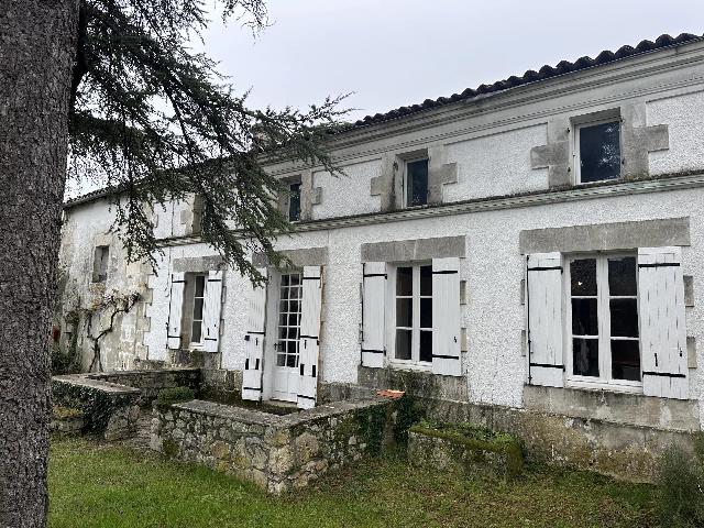 Huis te koop in JONZAC 17500 Charente-Maritime Poitou-Charentes France: Charmante dorpswoning met 3 slaapkamers vlakbij Jonzac. EXCLUSIEF BIJ BEAUX VILLAGES! We zijn verheugd u deze geschakelde woning met 3 slaapkamers te koop aan te bieden, die charme en karakter uitstra...