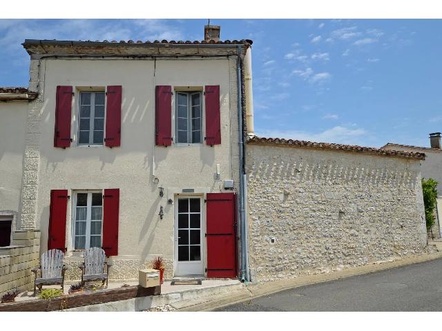 Huis te koop in LOUBÈS-BERNAC 47120 Lot-et-Garonne Aquitaine France: Charmante dorpswoning. EXCLUSIEF BIJ BEAUX VILLAGES! Gelegen in een pittoresk dorpje tussen de historische steden Duras en Eymet, combineert deze prachtig gerenoveerde woning een tijdloos karakter met...