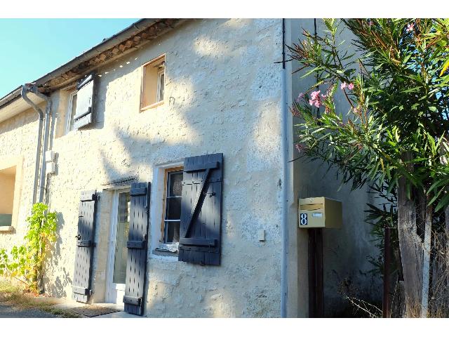 Huis te koop in LA SAUVETAT-DU-DROPT 47800 Lot-et-Garonne Aquitaine France: Schattig, volledig gerestaureerd dorpshuis. Mooi stenen huisje in een leuk dorpje vlakbij Eymet. Het bestaat uit een open woon-/eetkeuken met inbouwkeuken inclusief apparatuur, een bijkeuken/wasruimte...