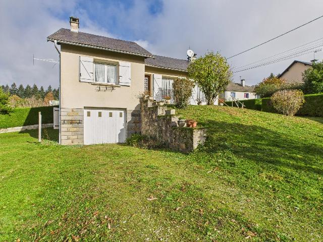 Huis te koop in RIEUPEYROUX 12240 Aveyron Midi-Pyrénées France: Dorpshuis met gelijkvloerse woning, kelder en garage. EXCLUSIEF BIJ BEAUX VILLAGES! Ontdek dit charmante gelijkvloerse dorpshuis in het marktstadje Rieupeyroux, met winkels, scholen en lokale voorzien...