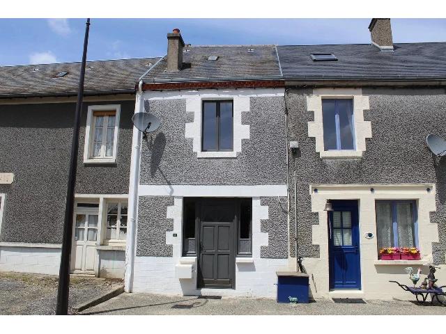 Huis te koop in AZERABLES 23160 Creuse Limousin France: Stijlvol gerenoveerd dorpshuis. EXCLUSIEF BIJ BEAUX VILLAGES! Ontdek dit gerenoveerde dorpshuis, waar authentiek karakter en modern comfort samenkomen. De woonkamer beschikt over een gezellige hoekhaa...