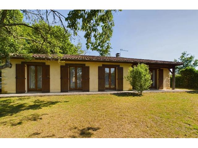 Maison &agrave; vendre &agrave;&nbsp;COULOUNIEIX-CHAMIERS 24660 Dordogne Aquitaine France: Pavillon de trois chambres proche des commodités. EN EXCLUSIVITÉ ! Située sur un terrain avec vue sur la forêt, cette propriété de trois chambres et d'une salle de bains offre un logement de pla...