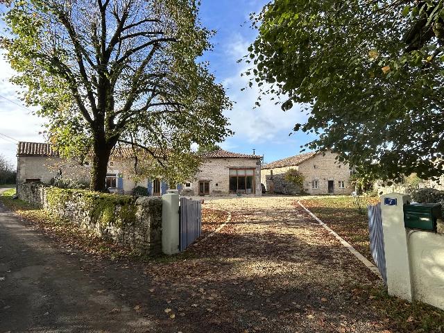 Huis te koop in&nbsp;LIMALONGES 79190 Deux-Sèvres Poitou-Charentes France: Prachtige Franse boerderij met 4 slaapkamers, een tweede huis en schuren. Gelegen in een rustig dorp op het prachtige platteland van Deux-Sèvres, biedt deze uitzonderlijke boerderij direct een aantre...