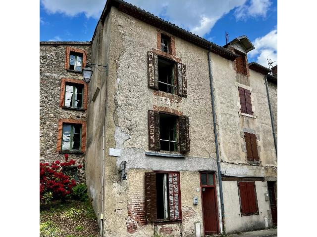 Haus&nbsp;zu verkaufen in&nbsp;BELLAC 87300 Haute-Vienne Frankreich. Kleines Haus mit Renovierungspotenzial – im Herzen des historischen Bellac. Nur wenige Schritte von den Geschäften, Restaurants und Annehmlichkeiten des charmanten Bellac entfernt, bietet dieses dr...