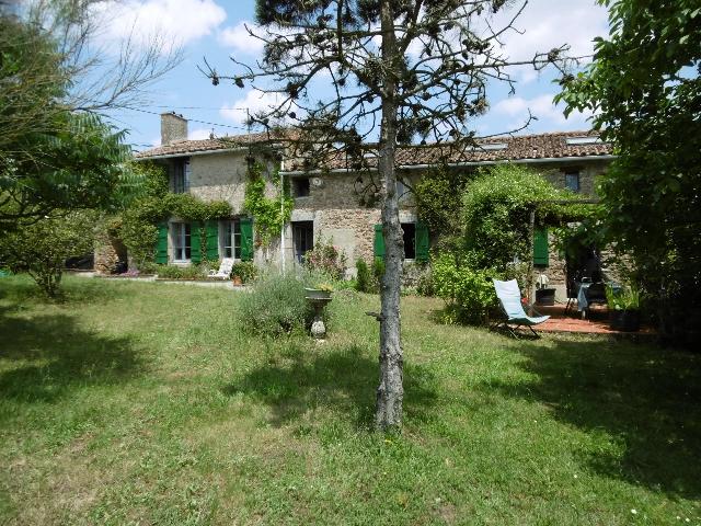 Huis te koop in&nbsp;MOUTIERS-SOUS-ARGENTON 79150 Deux-Sèvres Poitou-Charentes France: Karakteristiek huis met zwembad en gastenverblijf. EXCLUSIEF BIJ BEAUX VILLAGES! Een charmant karaktervol huis aan de rand van een mooi dorp, op ongeveer 10 minuten van Argentonnay, waar winkels en vo...