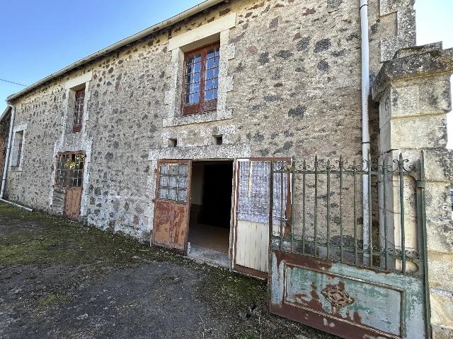 Huis te koop in&nbsp;ASNIÈRES-SUR-BLOUR 86430 Vienne Poitou-Charentes France: Indrukwekkende woning met uitstekende potentie – bewoonbaar tijdens uw renovatie. EXCLUSIEF BIJ BEAUX VILLAGES! Indrukwekkende woning met uitstekende potentie – bewoonbaar tijdens uw renovatie<br />
<br />
...