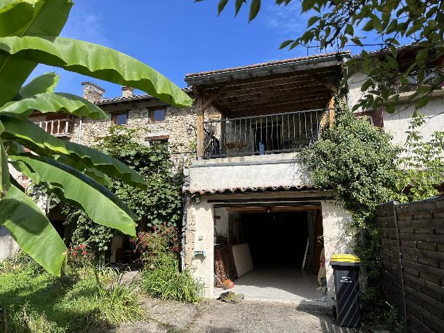 Huis te koop in&nbsp;FOUGAX-ET-BARRINEUF 09300 Ariège Midi-Pyrénées France: Charmante dorpswoning met tuin. EXCLUSIEF BIJ BEAUX VILLAGES! Gelegen in het pittoreske dorpje Fougax-et-Barrineuf, biedt deze woning zowel comfort als karakter.<br />
<br />
De woning is bereikbaar via een eig...