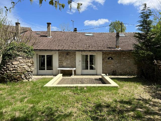 Haus&nbsp;zu verkaufen in&nbsp;SAINT-MATHIEU 87440 Haute-Vienne Frankreich. Hübsches Steinhaus mit 3 Schlafzimmern in fußläufiger Entfernung zum Dorf. Dieses charmante Steinhaus liegt im Herzen eines Weilers, nur 1,6 km von einer kleinen Stadt im Limousin mit den meisten G...