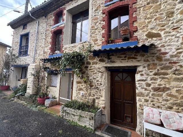 Huis te koop in&nbsp;PUIVERT 11230 Aude Languedoc Roussillon France: Stenen woning met apart appartement en studio. Deze ruime stenen woning is gelegen in een mooi gehucht op korte afstand van het populaire toeristendorp Puivert, bekend om zijn kasteel, recreatiemeer e...