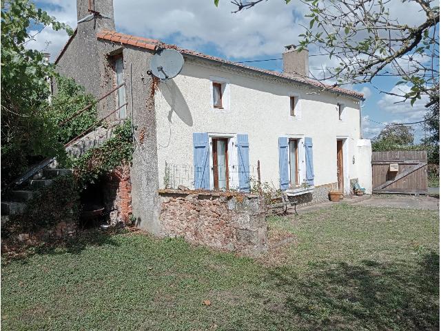 Huis te koop in&nbsp;MOUTIERS-SOUS-ARGENTON 79150 Deux-Sèvres Poitou-Charentes France: Vrijstaande cottage met enorm potentieel. EXCLUSIEF BIJ BEAUX VILLAGES! Een mooie vrijstaande cottage in een landelijk dorp met prachtige tuinen, met diverse bijgebouwen, waaronder het eerste huis op ...