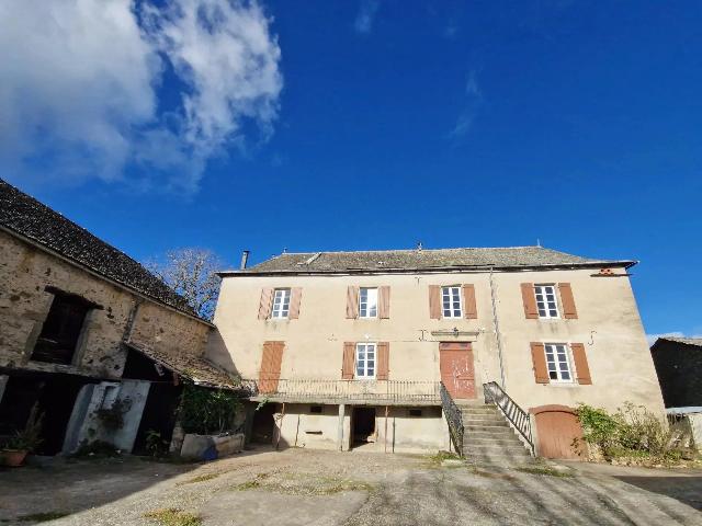 Huis te koop in&nbsp;LA SALVETAT-PEYRALÈS 12440 Aveyron Midi-Pyrénées France: Een droom van een renovatie in de Aveyron. Deze prachtige stenen boerderij biedt een zeldzame kans om een ​​werkelijk uitzonderlijk huis te creëren.<br />
<br />
De boerderij moet van binnen volledig geren...