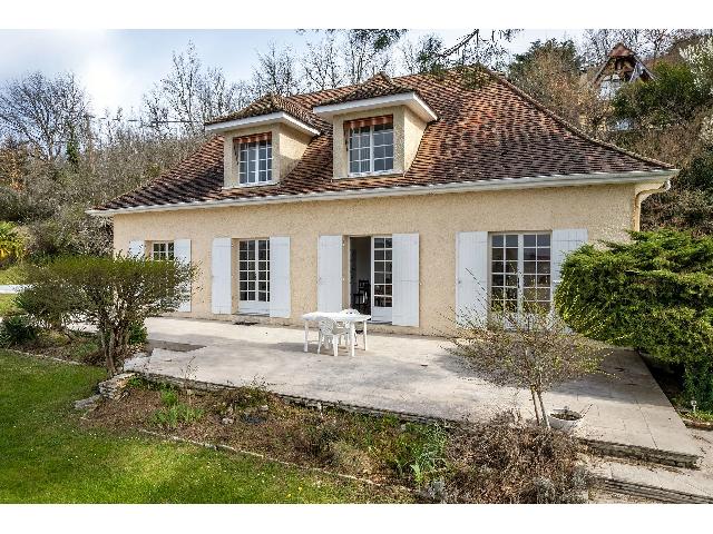 House&nbsp;for sale&nbsp;LE BUGUE 24260 Dordogne Aquitaine France: Spacious Dordogne Home with Pool, Garden and Stunning Valley Views - Walk to Le Bugue Centre. Discover this bright and spacious home just a short walk from the centre of Le Bugue, Dordogne. Perfect as...