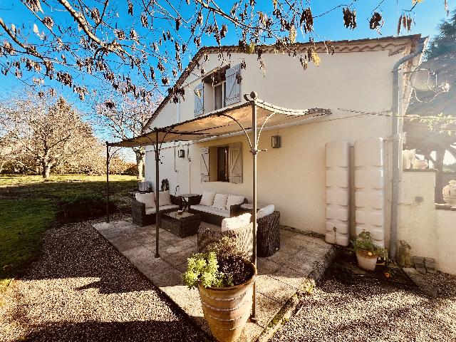 Huis te koop in&nbsp;ISSIGEAC 24560 Dordogne Aquitaine Frankrijk: Mooi huisje met een nieuw zwembad in een volgroeide tuin. EXCLUSIEF BIJ BEAUX VILLAGES!<br />
Verscholen aan een rustige doodlopende weg, maar toch op korte loopafstand van een charmant en levendig dorp, s...