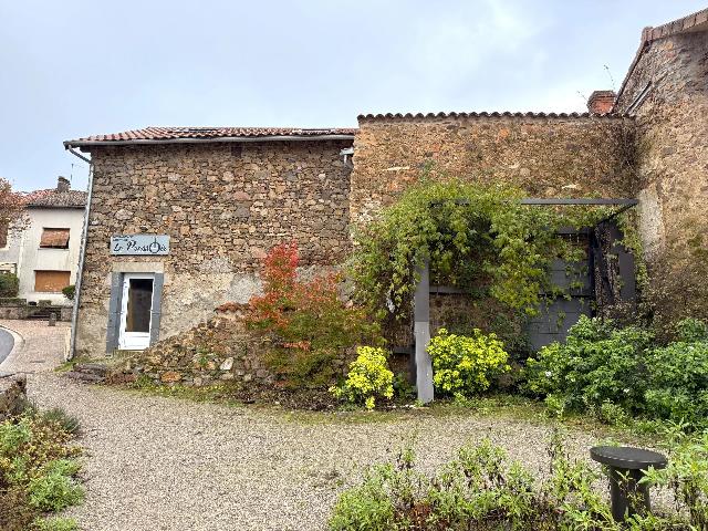 Maison &agrave; vendre &agrave;&nbsp;ÉTAGNAC 16150 Charente Poitou-Charentes France: Propriété dans le centre d'Étagnac. Une opportunité rare d'acquérir un bâtiment situé au centre du village d'Étagnac. Anciennement utilisée comme restaurant, la propriété offre un potentiel...