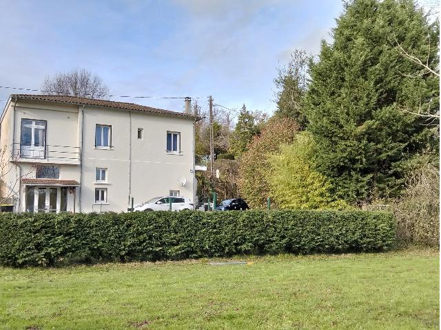 Huis te koop in&nbsp;ANSAC-SUR-VIENNE 16500 Charente Poitou-Charentes Frankrijk: Een karakteristiek, karaktervol dorpshuis aan de rivier. Dit unieke dorpshuis aan de rivier biedt een zeldzame mix van charme, karakter en een rustige woonomgeving aan het water. Met de rivier net bui...