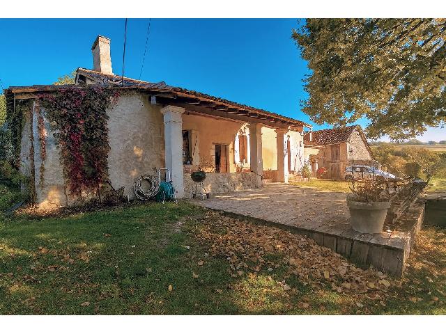 Maison &agrave; vendre &agrave;&nbsp;VILLETOUREIX 24600 Dordogne Aquitaine France: Belle maison en pierre dans un hameau paisible. Située dans un hameau paisible, non loin de Ribérac, cette belle maison en pierre allie le charme et le caractère d'origine au confort moderne.<br />
<br />
Vo...