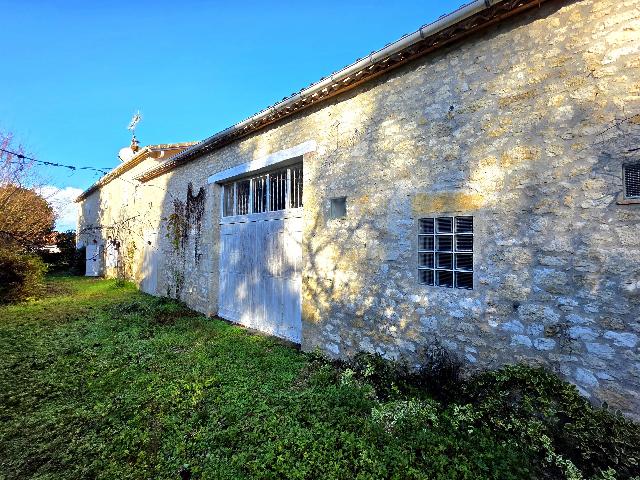 Huis te koop in&nbsp;MOUSTIER 47800 Lot-et-Garonne Aquitaine France: Charmante stenen boerderij met royale ruimtes en uitstekende mogelijkheden. Deze charmante woning beschikt momenteel over twee uitnodigende ontvangstruimtes en een keuken op de begane grond, met een u...
