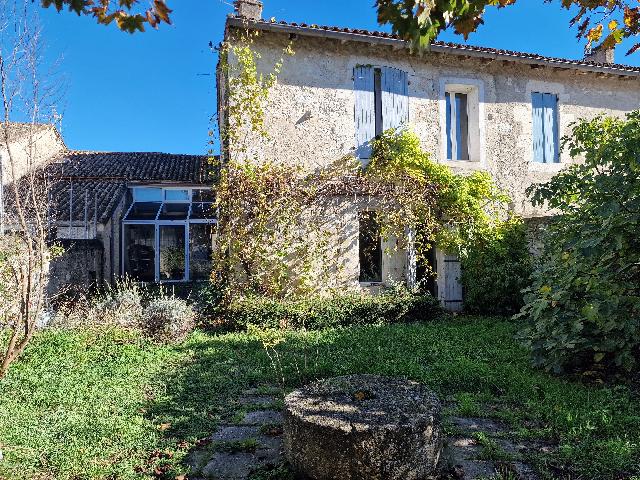 House&nbsp;for sale&nbsp;EYMET 24500 Dordogne Aquitaine France: Spacious and flexible townhouse with garden in the heart of Eymet. Located a short walk from the central square this spacious property has an abundance of chartacter and offers numerous possibilities ...