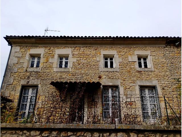 Huis te koop in&nbsp;JONZAC 17500 Charente-Maritime Poitou-Charentes France: Prachtige te renoveren Charentaise woning, tussen JONZAC en ST GENIS. Ideaal voor starters of vastgoedbeleggers. (onder voorbehoud van de benodigde vergunningen) inclusief:<br />
Entree, keuken, woonkamer,...