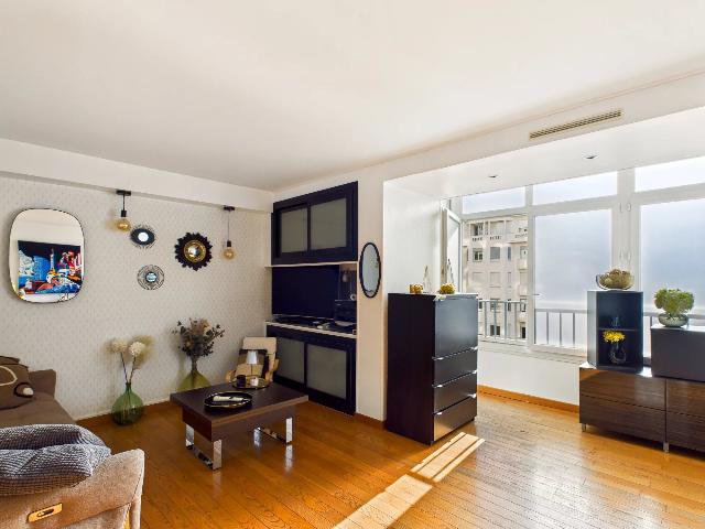 Huis te koop in&nbsp;MARSEILLE 7ÈME 13007 Bouches-du-Rhône Provence Alpes Côte d'Azur France: Elegant appartement met 2 slaapkamers - Prestigieuze wijk Catalanen/Pharo - Marseille 7e. In het hart van de gewilde wijk Catalanen/Pharo, op een steenworp afstand van het strand en de boulevard, ontd...