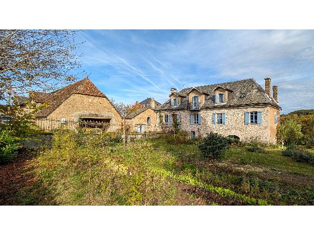 Huis te koop in&nbsp;LAROQUEBROU 15150 Cantal Auvergne France: Gerenoveerd stenen huis met schuren, land en uitzicht op het platteland. EXCLUSIEF BIJ BEAUX VILLAGES! Gerenoveerd stenen huis met schuren, land en uitzicht op het platteland – op de grens van de Lo...