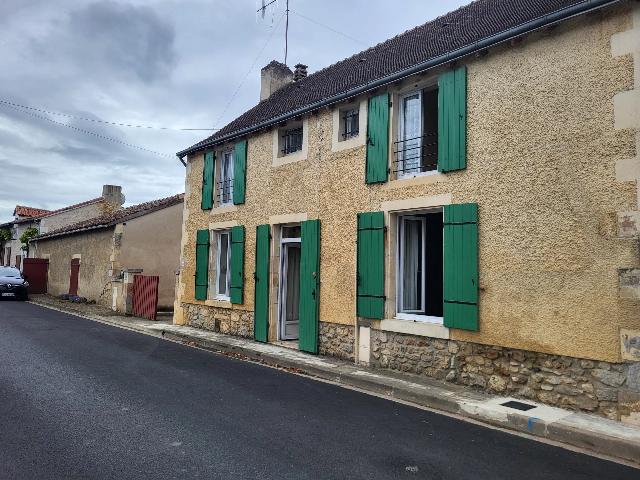 Huis te koop in&nbsp;NALLIERS 86310 Vienne Poitou-Charentes France: Woonhuis en bewoonbaar bijgebouw met schuur en berging. Een interessant voorstel met twee, met elkaar verbonden woonruimtes, geschikt voor een eengezinswoning (mits de benodigde vergunningen aanwezig ...