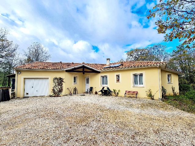 Huis te koop in&nbsp;GOURDON 46300 Lot Midi-Pyrénées France: Moderne eco-woning met zwembad in de Lot, vlakbij Gourdon. Stel je voor dat je wakker wordt in een lichte, moderne woning midden op het Franse platteland, omgeven door meer dan 8000 m² eigen grond. D...