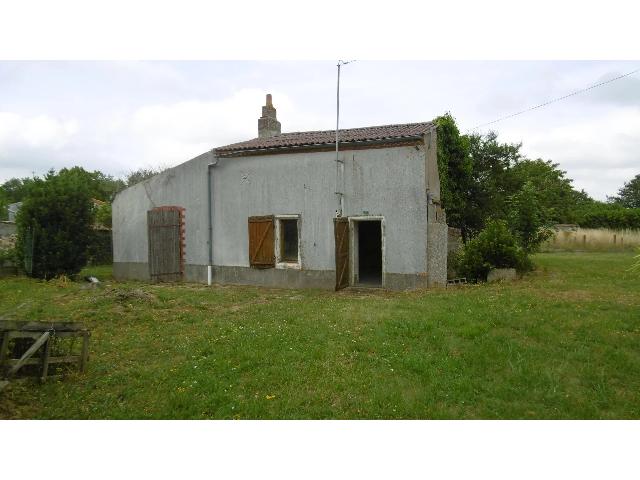 Huis te koop in&nbsp;ARGENTONNAY 79150 Deux-Sèvres Poitou-Charentes France: Te restaureren en uit te breiden huis. Een huis met uitzonderlijke mogelijkheden om te restaureren en uit te breiden (mits de benodigde vergunningen aanwezig zijn) tot een aantrekkelijke vrijstaande w...