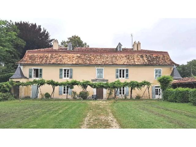 Maison &agrave; vendre &agrave;&nbsp;AUBETERRE-SUR-DRONNE 16390 Charente Poitou-Charentes France: Magnifique propriété à restaurer au milieu d'un parc de 6 hectares. Propriété superbement située au sud d'Angouleme dans un endroit recherché entre la Charente et la Dordogne à l'écart de la ...