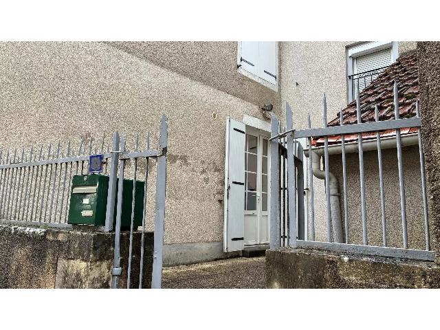 Huis te koop in MONTMORILLON 86500 Vienne Poitou-Charentes France: Prachtig huis in het hart van de oude binnenstad van Montmorillon. Een fantastisch huis dat met een kleine opknapbeurt direct een geweldige huurwoning of vakantiehuis kan worden.<br />
<br />
Gelegen aan een ru...