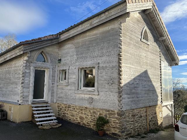 Huis te koop in MONTOLIEU 11170 Aude Languedoc Roussillon France: Een lichtrijke, houten ecowoning met panoramisch uitzicht. EXCLUSIEF BIJ BEAUX VILLAGES! Deze prachtig ontworpen ecowoning, gelegen in een levendig gehucht nabij het creatieve dorp Montolieu, combinee...