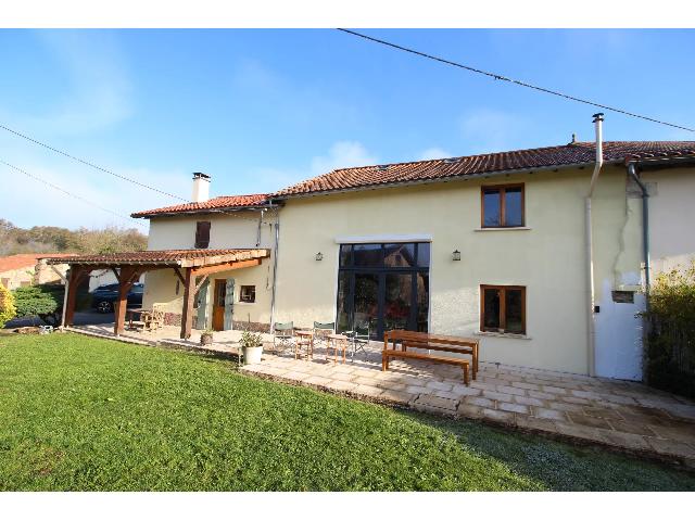 Huis te koop in CHERVES-CHÂTELARS 16310 Charente Poitou-Charentes France: Gerenoveerde schuur met aangebouwd gastenverblijf. Gelegen in een klein gehucht vlakbij het pittoreske dorp Cherves-Châtelars, met bakkerij en bar-restaurant, biedt deze woning diverse gebruiksmogeli...