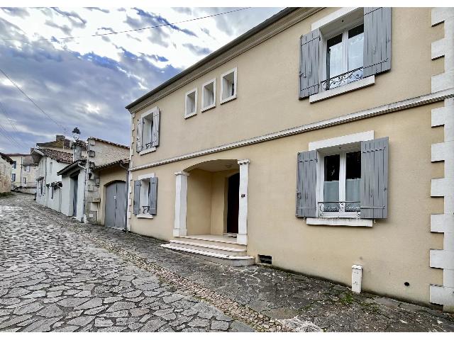 Huis te koop in SAINT AULAYE-PUYMANGOU 24410 Dordogne Aquitaine France: Charmante, door een architect ontworpen woning met 3 slaapkamers en optimaal wooncomfort! Op slechts een steenworp afstand van winkels en voorzieningen vindt u deze imposante, perfect onderhouden woni...