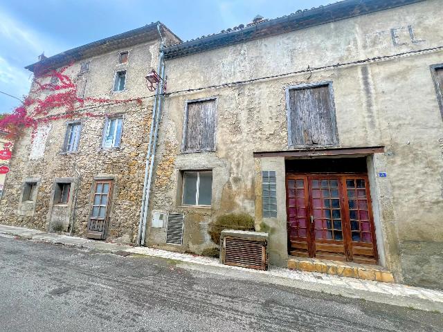 Commercieel object te koop in SAINTE-COLOMBE-SUR-L’HERS 11230 Aude Languedoc Roussillon France: Saint Colombe sur l'Hers - Eindeloos potentieel in een uniek, karaktervol pand. EXCLUSIEF VIA BEAUX VILLAGES! In het hart van het prachtige dorp Saint Colombe sur Hers, vlakbij Chalabre, biedt dit rui...