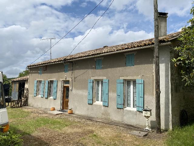 Huis te koop in SAINTE-RAMÉE 17240 Charente-Maritime Poitou-Charentes France: Huis met twee slaapkamers aan de rand van het dorp met garage en bijgebouwen. Dit verscholen huis in de Charentais ligt aan de rand van een dorp. Het heeft een tuin met fruitbomen en uitzicht over de ...