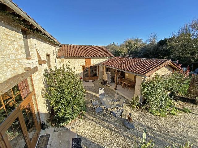 Ferienhaus/Pension&nbsp;zu verkaufen in&nbsp;VAUNAC 24800 Dordogne Frankreich. Charmantes Steinhaus mit Gästehaus in einem idyllischen Weiler! Entdecken Sie dieses wunderschöne Steinhaus in einem idyllischen Weiler am Ende einer ruhigen Straße – ein Ort der Ruhe und Entspan...