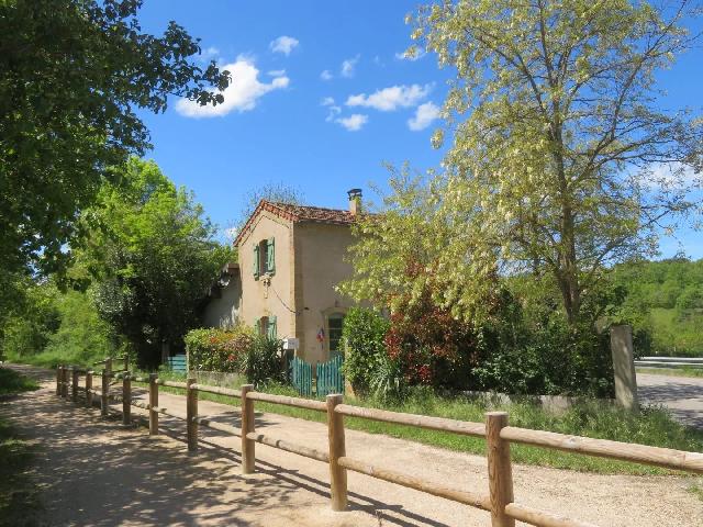 Huis te koop in&nbsp;SAINTE-COLOMBE-SUR-L’HERS 11230 Aude Languedoc Roussillon France: Vrijstaande, karakteristieke cottage op een prachtige locatie. Deze voormalige seinwachterswoning ligt aan de rand van een mooi dorp met alle voorzieningen, op slechts enkele minuten van het schittere...