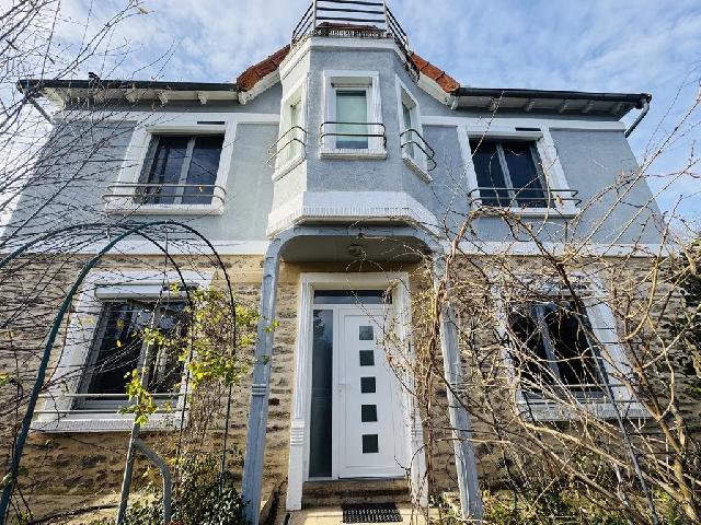 Huis te koop in&nbsp;LA SALVETAT-PEYRALÈS 12440 Aveyron Midi-Pyrénées France: Twee huizen, tuin en zwembad. Ontdek deze charmante twee woningen nabij La Salvetat-Peyralès, Aveyron, perfect voor meergeneratiebewoning of het genereren van huurinkomsten (onder voorbehoud van verg...